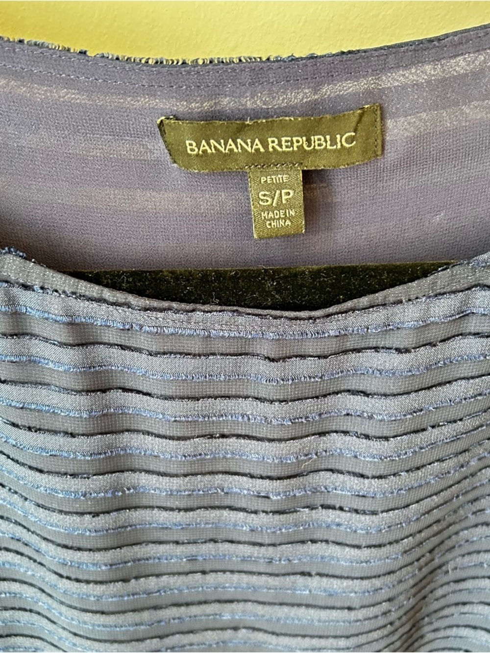 🟢 5 for $25 🟢 Banana Republic Navy Semi-Sheer Striped Tie-Sleeve Blouse - Picture 3 of 5